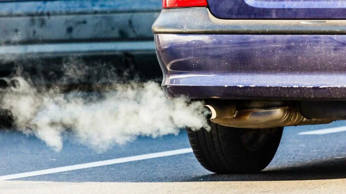 Выхлопы автомобилей. Автомобиль с выхлопными газами. Загрязнение воздуха выхлопными газами автомобилей. Загрязнение воздуха машинами.