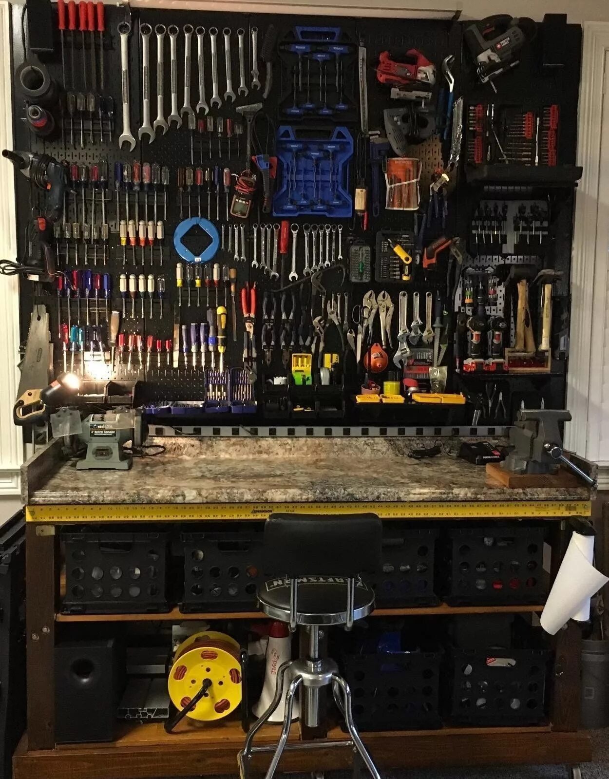 Домашняя мастерская своими руками сделай сам. Инструмент для гаража. Место для инструментов. Мастерская в гараже. Место хранения инструмента.
