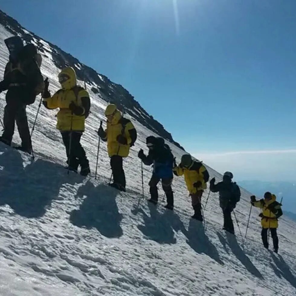 Подъем в гору 7. Группа восхождения на Эльбрус. Альпинисты на Эльбрусе. Гора Эльбрус подъем. Подъем в гору.