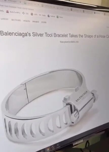 Браслет в виде скотча от баленсиага. Браслет Баленсиага стяжка. Balenciaga Silver Tool хомут. Браслет серебряный хомут Balenciaga. Balenciaga кольцо хомут.