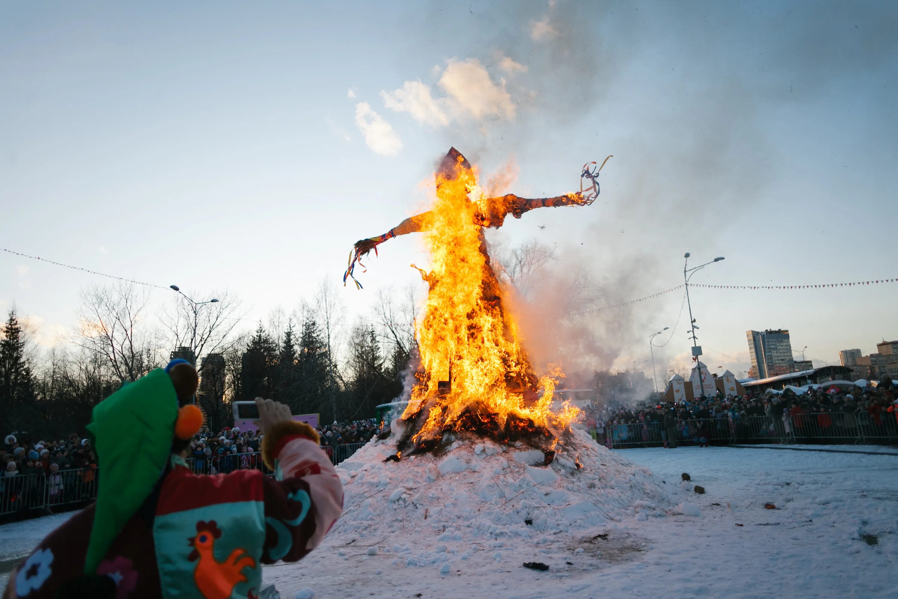 масленица на вднх сжигание чучела 2023. сжигание чучела масленицы. масленица на катке. чучело зимы. масленица на вднх чучело.