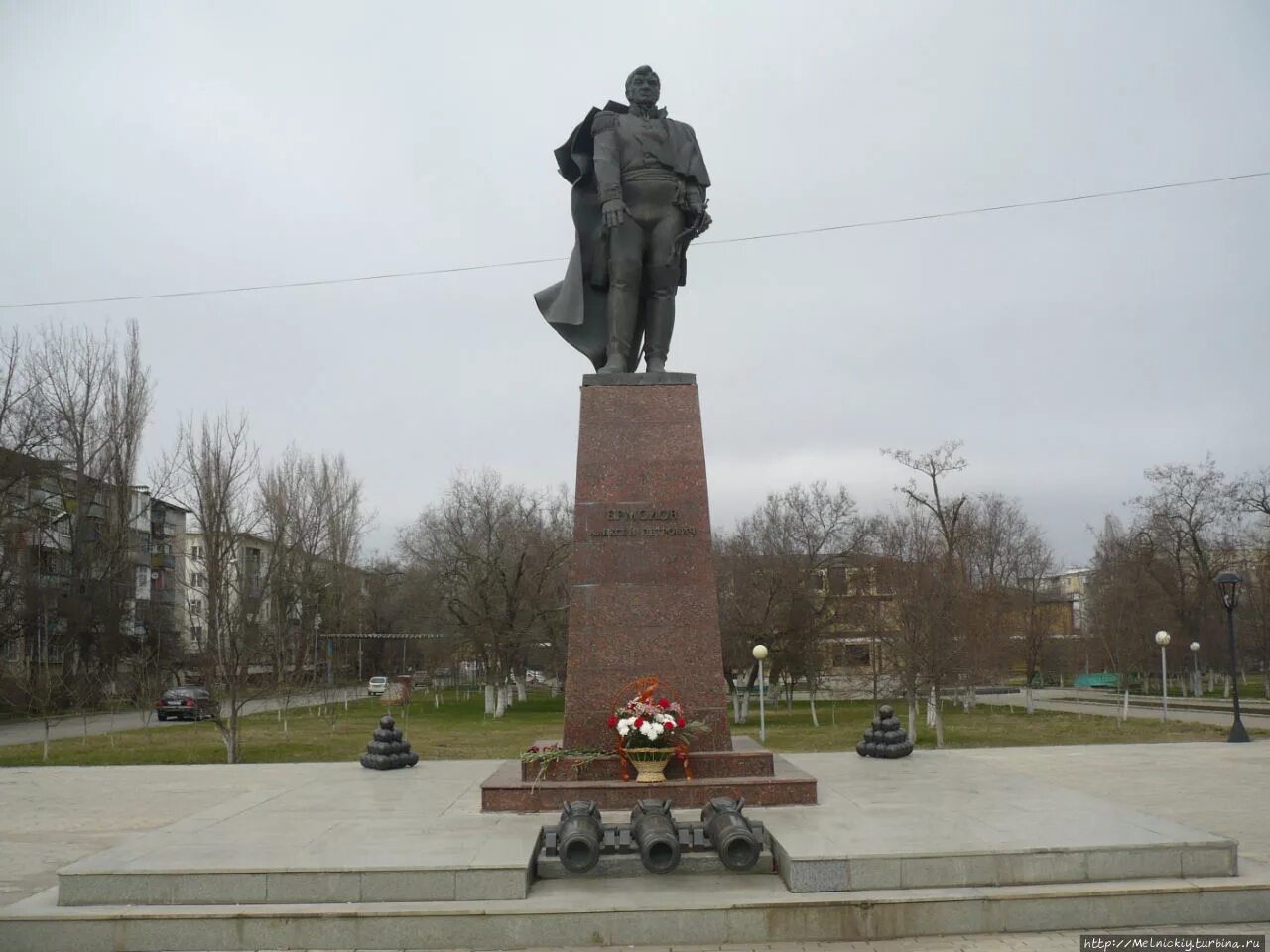 Памятники в минеральных водах. Мемориал огонь вечной славы минводы. Памятники в минеральных водах. Памятник генералу ермолову в минеральных водах. Памятник ленину в минеральных водах.