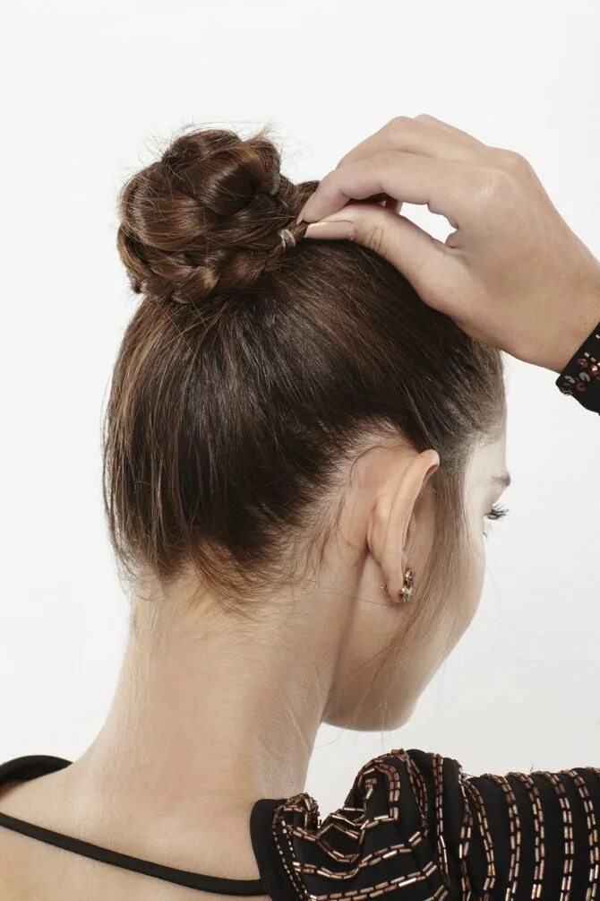 для пучка валик. заколка для пучка. красивый пучок без шпилек. быстрый пучок на длинные волосы. пучок на макушке на короткие волосы.