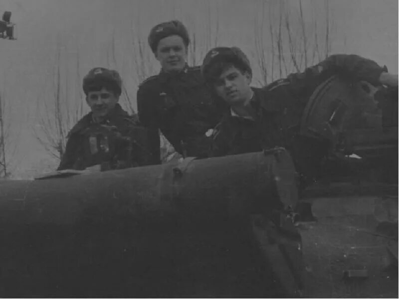 Экипаж машины боевой песня слушать. Три «танкиста». Три танкиста фото.