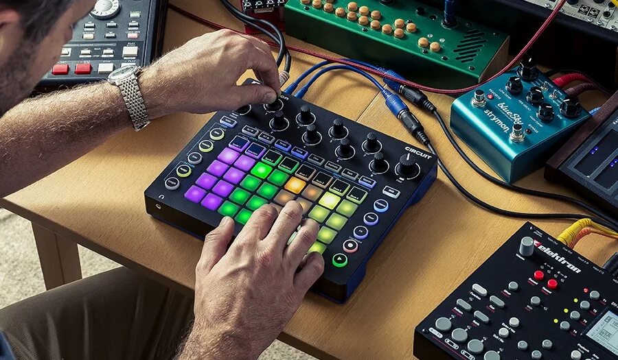 Грувбокс Novation circuit. Драм-машина Novation circuit. Контроллер Novation circuit. Звуковой пульт Nоvation circuit push2.