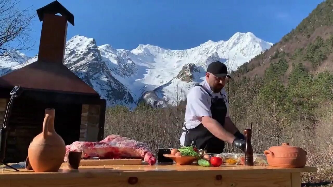 Грузин готовит. Шашлык на природе в горах. Гора еды. Готовка в горах. Шашлык в горах.