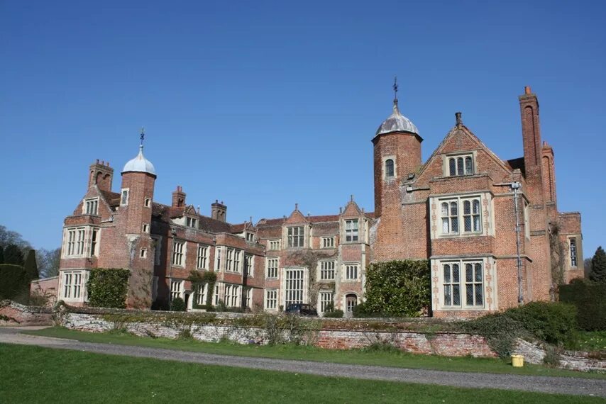 Включи hall. Графство Суффолк Англия. Лавенхем Саффолк Англия. Kentwell Hall Suffolk. Стаффордшир, Англия Саффолк.