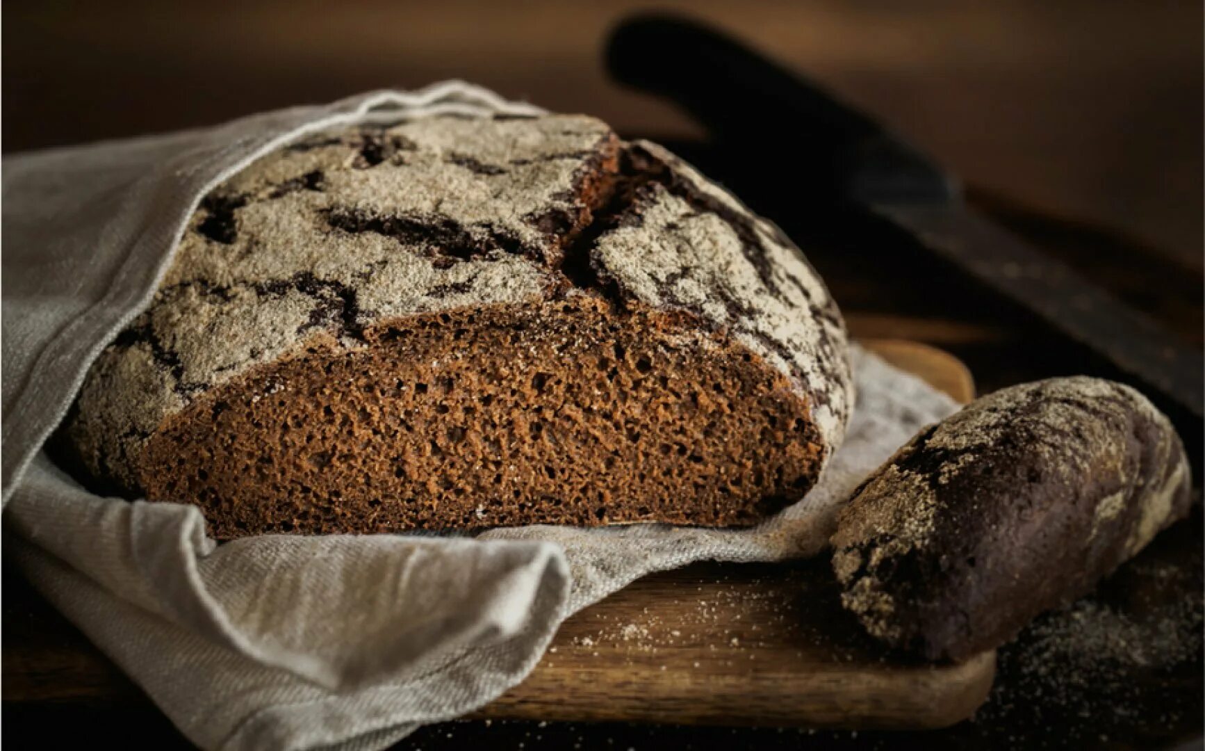 Серый ржаной хлеб. Черный хлеб итальянский. Чорний хлеб. Темный итальянский хлеб.
