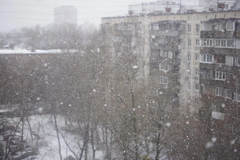 Снегопад в окне. Снегопад вид из окна. Вид из окна снегопад хрущевка. Пятиэтажки снег идет. Квартиры в пурге