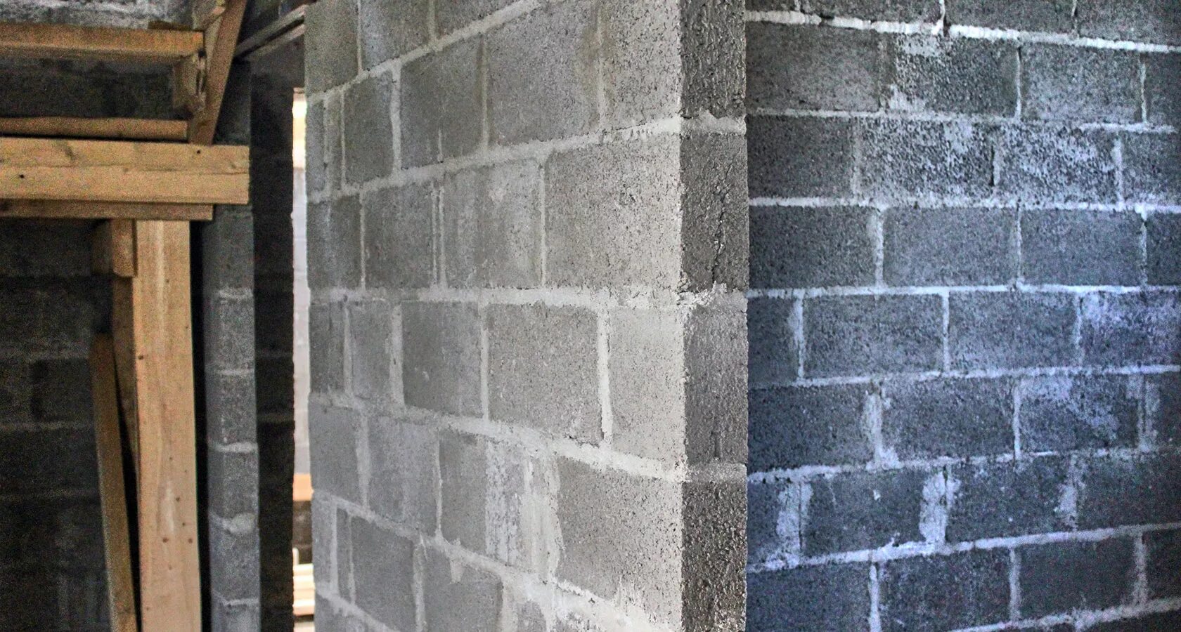 Отделка шлакоблока внутри дома. Дом из шлакоблока внутри. Бетонные блоки в интерьере. Перегородки из керамзитобетонных блоков. Стена из блоков в интерьере.