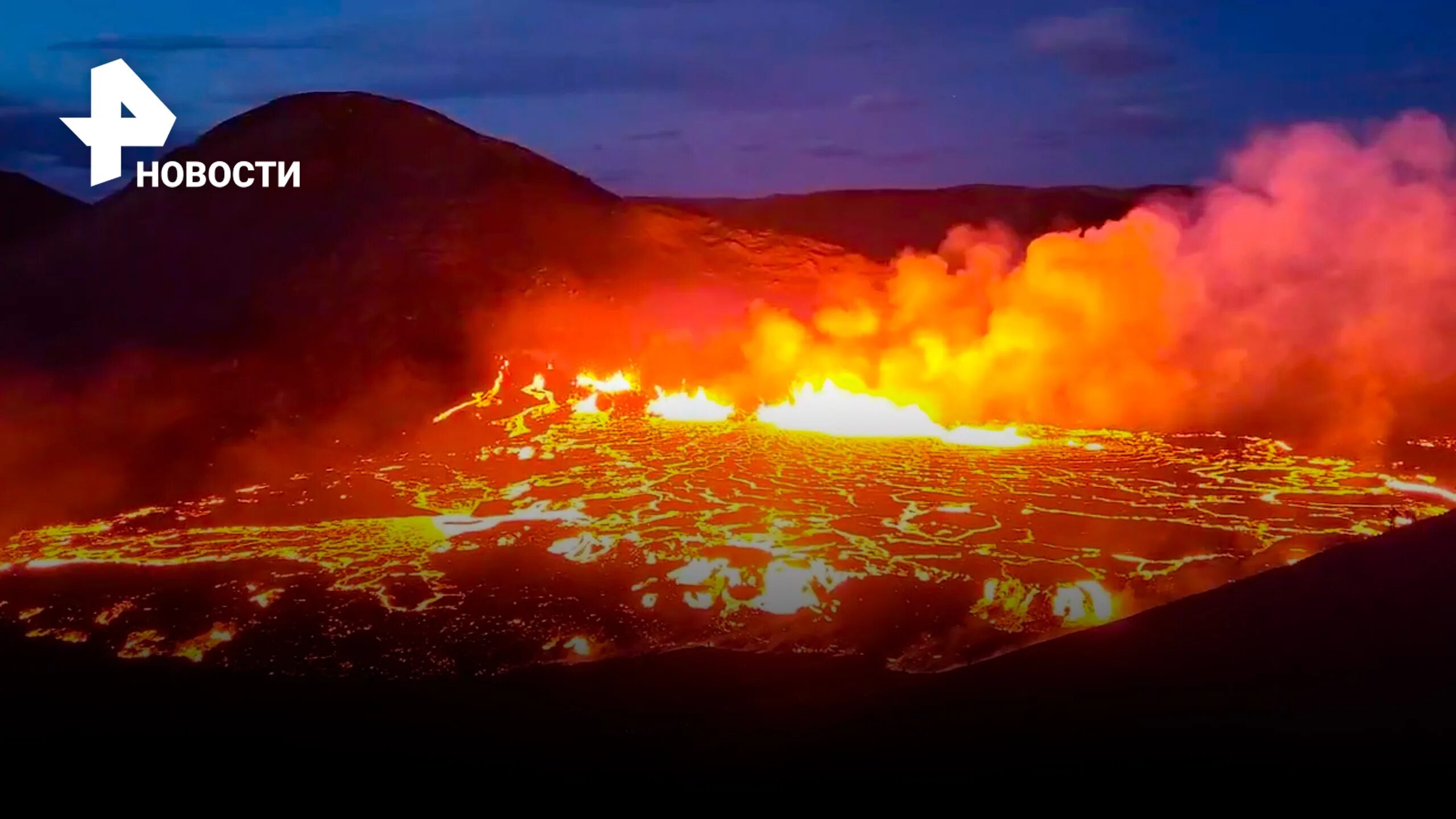 Вулкан начал извергаться. Вулкан в Исландии фаградальсфьядль. Извержение вулкана Тонга 2022. Рейкьявик Исландия вулканические лава. Извергающийся вулкан в Исландии.