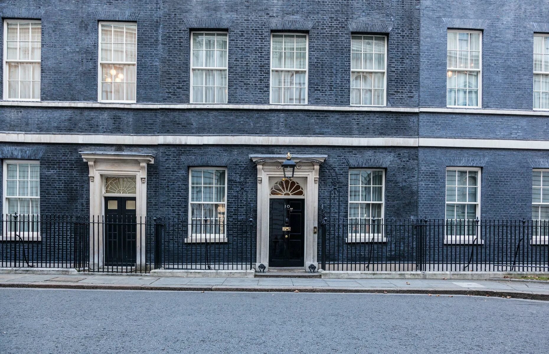 Даунинг-стрит 10 в лондоне. London street 10. London street 10. London street 10. Улица даунинг стрит в лондоне.