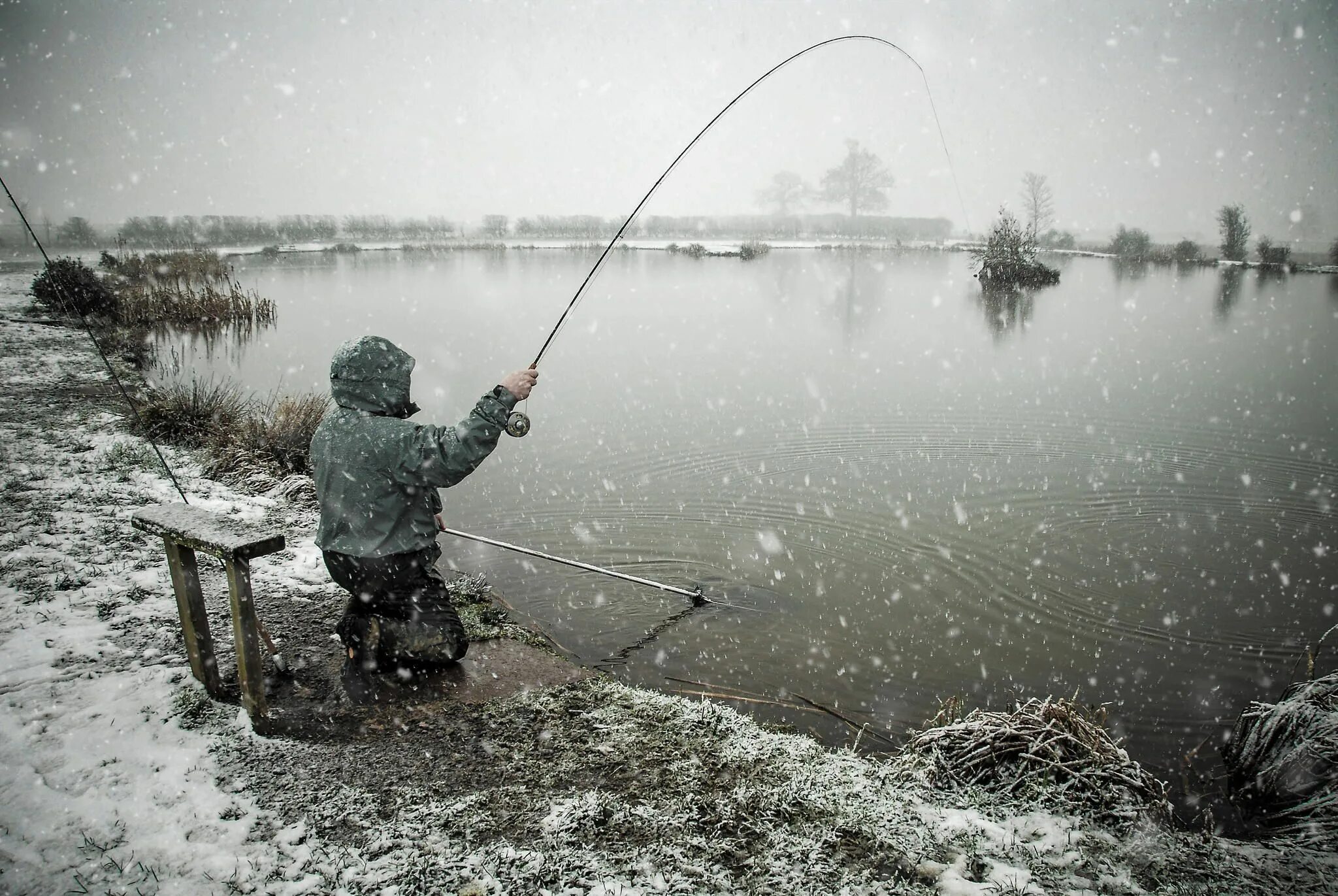 Лов удочкой. Рыбак на рыбалке. Рыбалка зимой. Весенняя рыбалка. Рыбалка картинки.