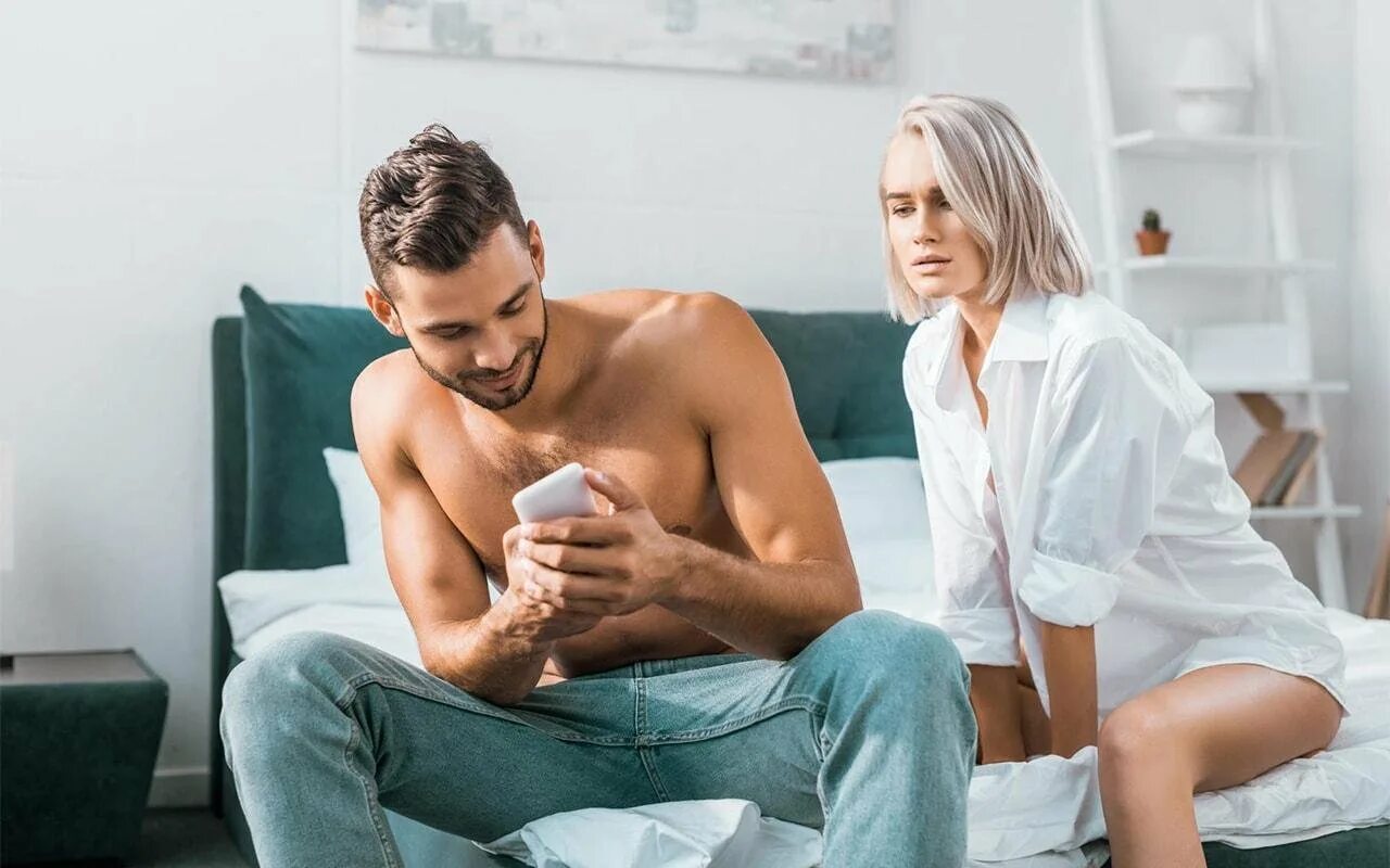 Изменяет мужу. Мужчина изменяет возрасте. Женщина изменяет. Изменяет парню. Мужчина изменяет возрасте.