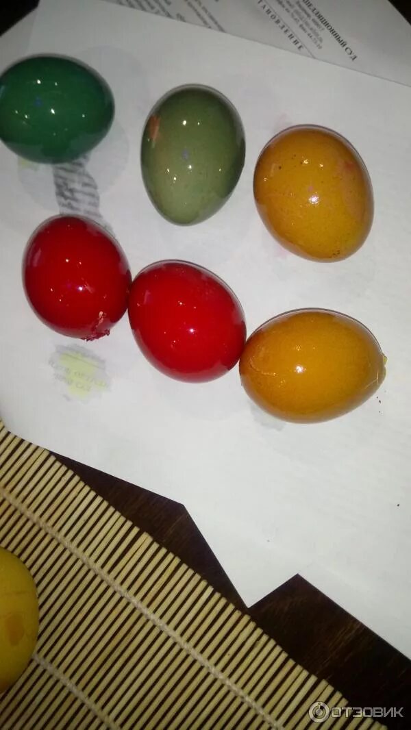 Можно ли красить коричневые яйца. Красители для яиц. Краситель для яиц желтый. Крашение яиц пищевыми красителями. Красим яйца пищевыми красителями.