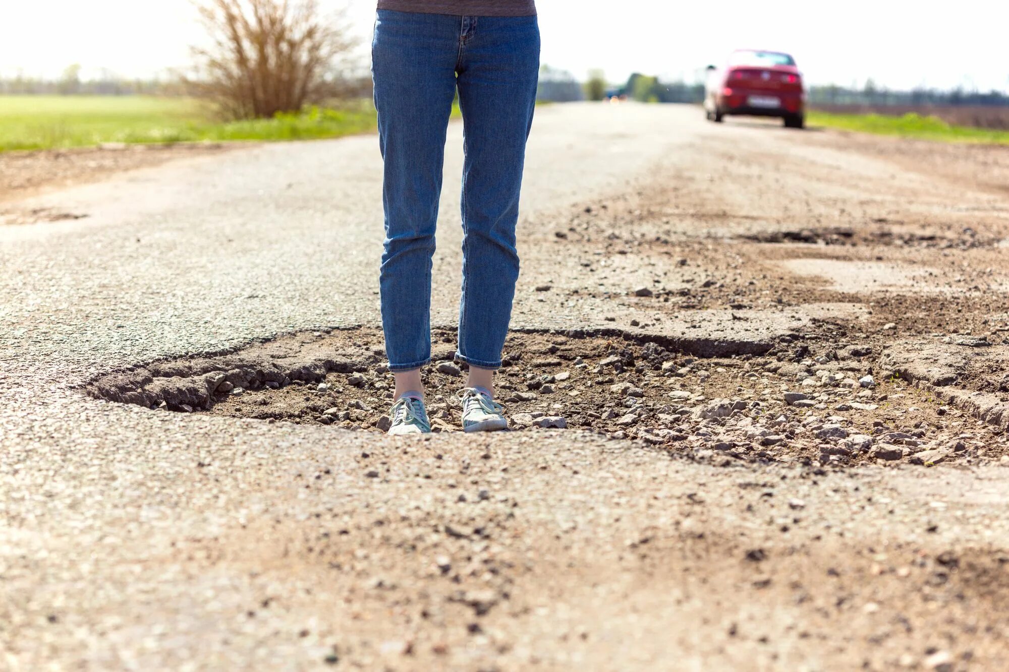 Ливень на дороге. Плохие дороги в сша. Дождевые сточные воды. Талые сточные воды. Грязный рейн.