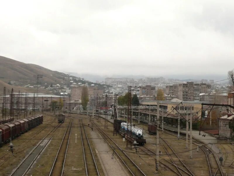 Гюмри тбилиси. Станция Санаин Армения. ЖД вокзал Ванадзор. ЖД станция Ереван. Вокзал города Ванадзор Армения.