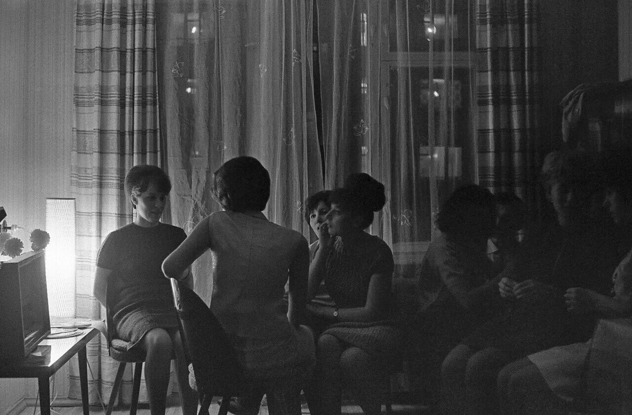 советский вечер. студенты 1970 х годов. учебные заведения ссср. студенческая 60. 60е ссср молодежь.