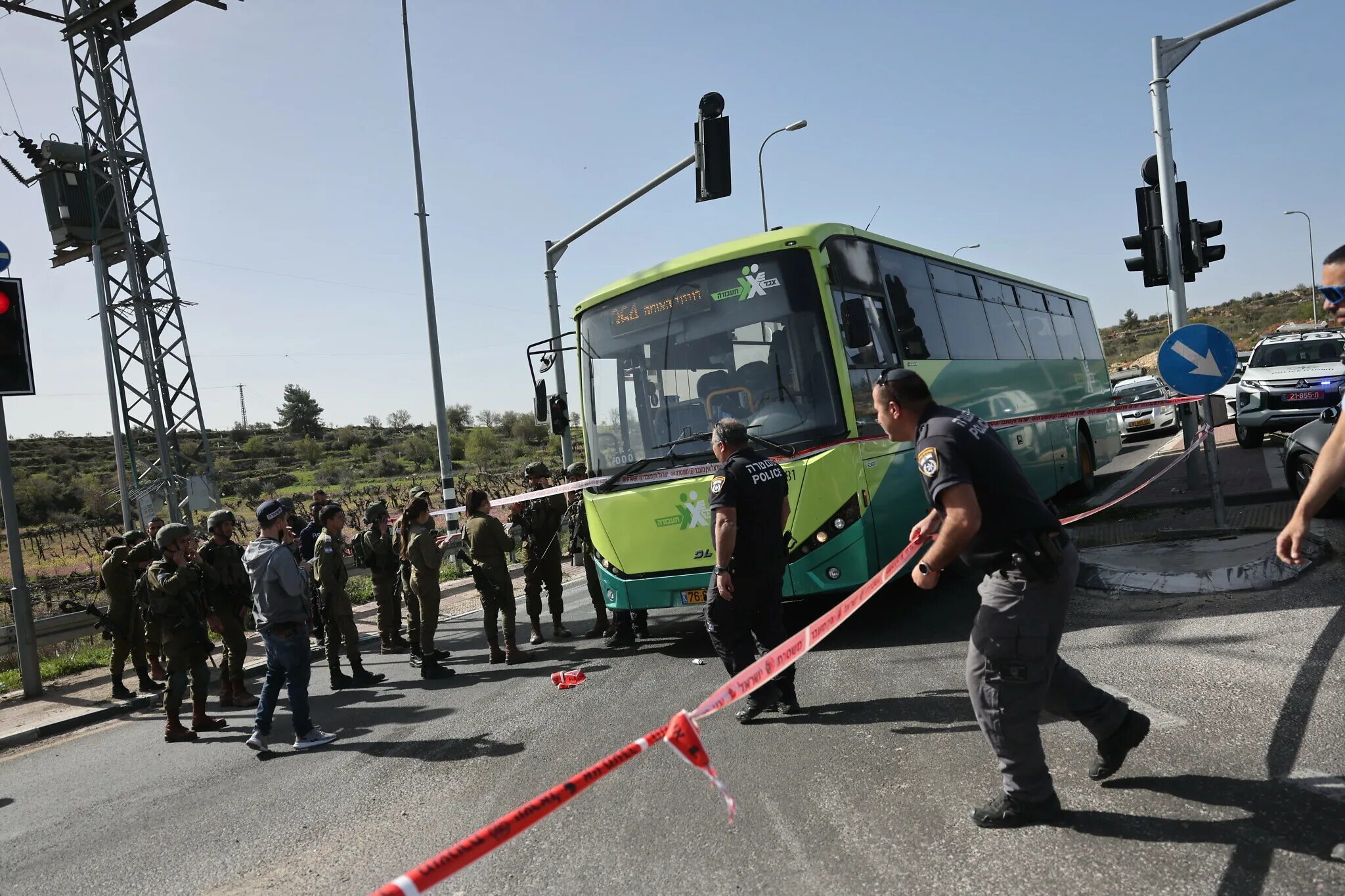 Нападение на теракт. Пассажиры в автобусе. Террористическое нападение.