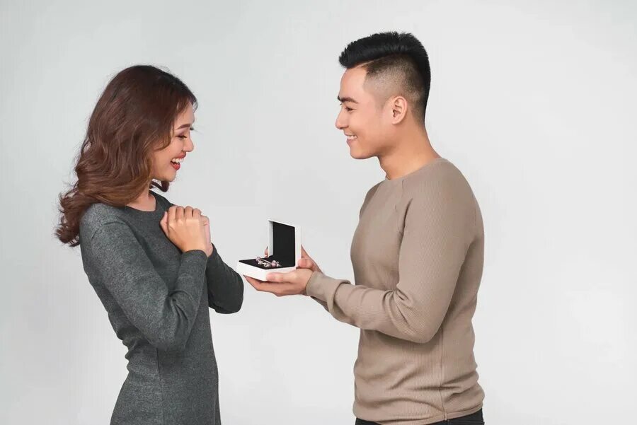 Вернем деньги Shutterstock. Man giving Jewellery.