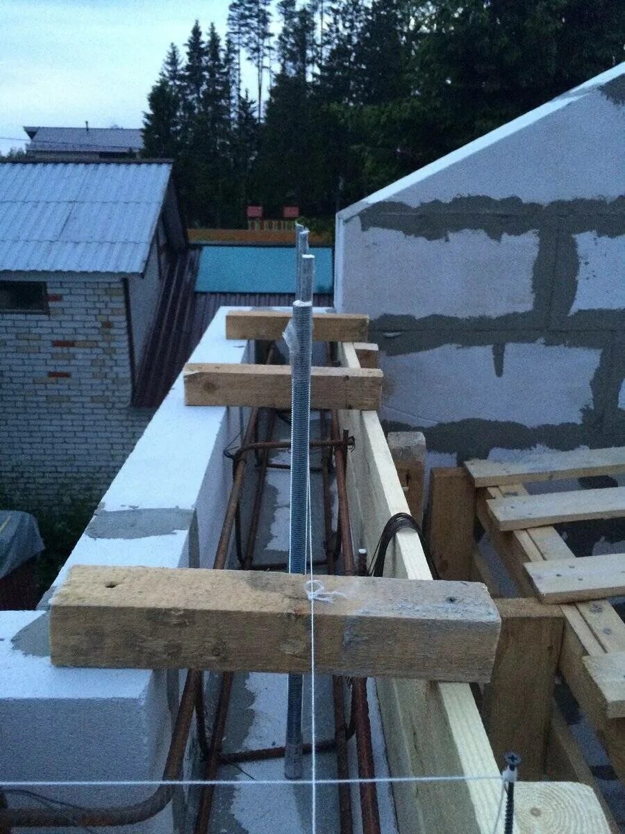 Закладная под мауэрлат. Армопояс под мауэрлат. Газобетон арм пояс подмауэрлат. Армопояс под мауэрлат. Шпилька под мауэрлат м12 шаг 1200.