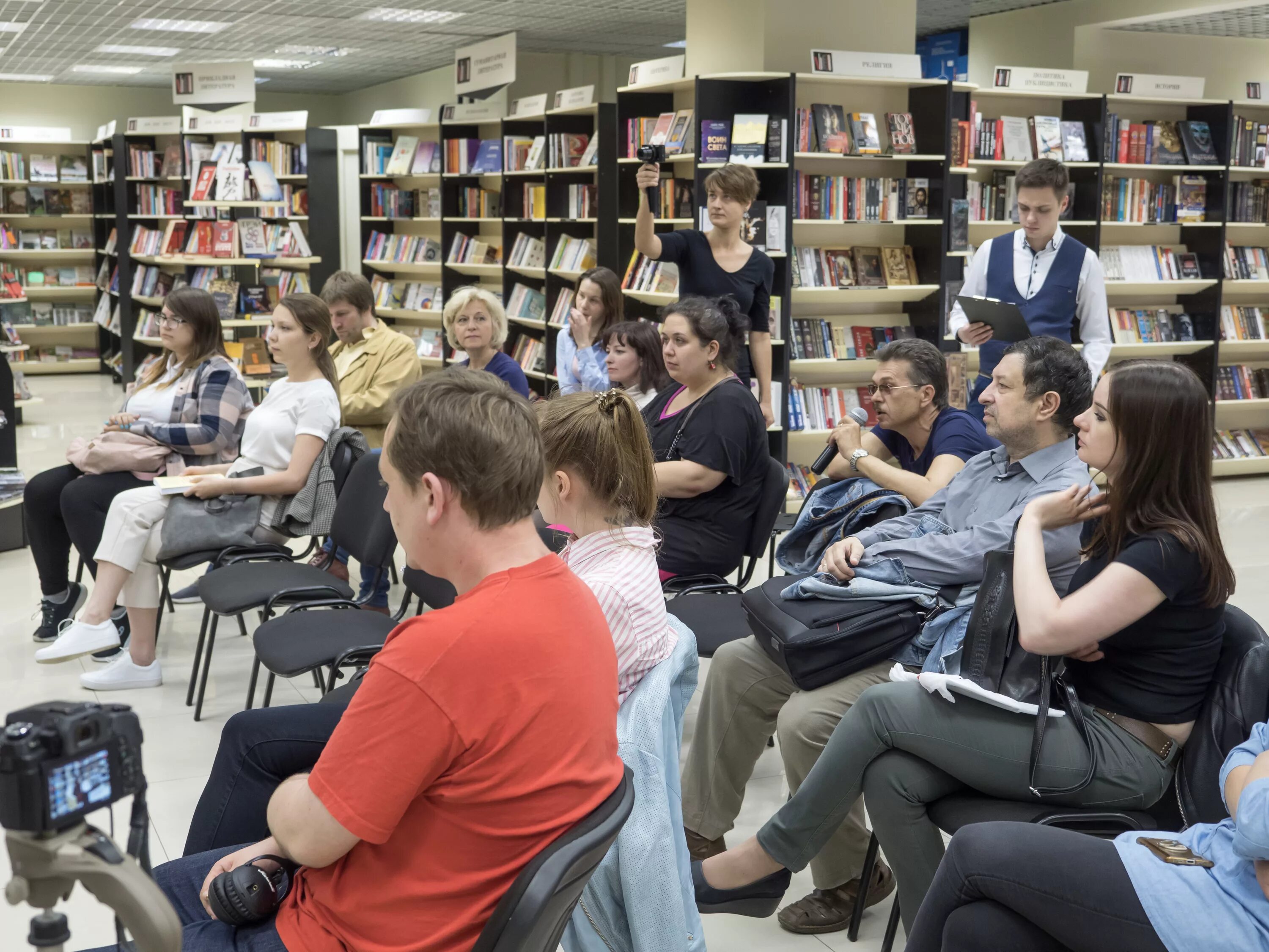 Встречи в книжном магазине. Книжная встреча. Встреча с читателями. Встреча с читателями в книжном. Читатель я на встречу не надеюсь