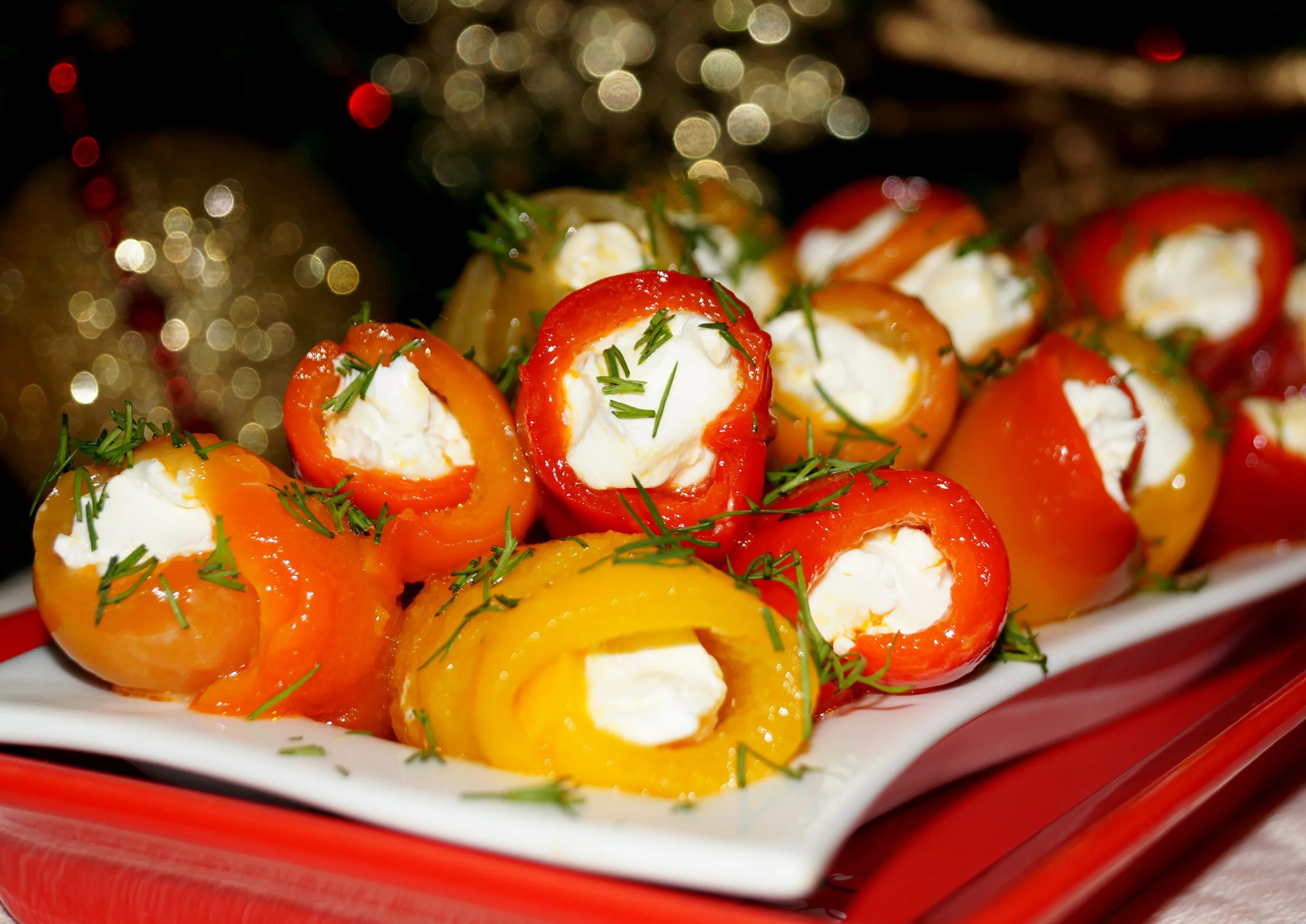 Перцы фаршированные сыром купить. Перец фаршированный брынзой. Перец с брынзой. Перец фаршированный творожным сыром. Перец фаршированный сыром.