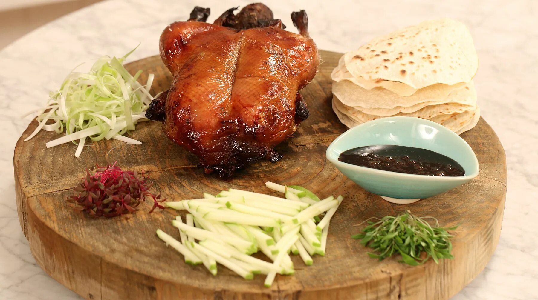 J peking duck. Peking Duck Алматы. Утка по пекински. Соус для пекинской утки. Пекинская утка.