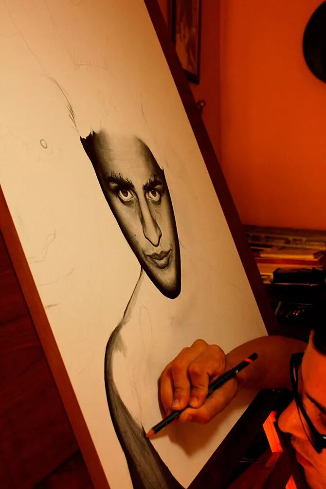 бен хейн. портреты знаменитостей пастелью. человек сидит за мольбертом. художник человек карандаши. рисование портрета карандашом.