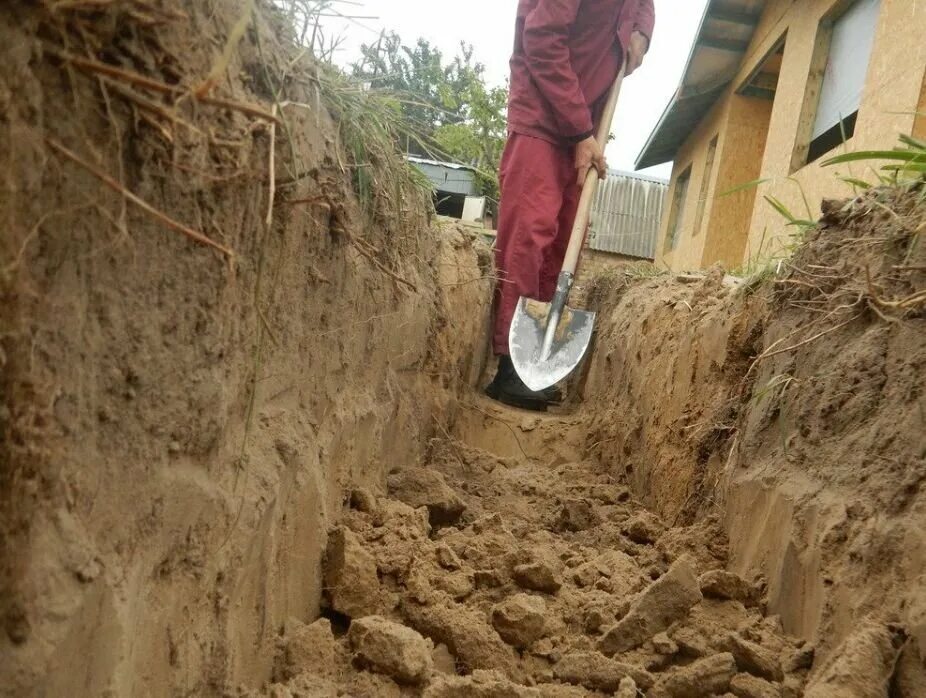 Засыпка траншей вручную. Трамбовка для уплотнения грунта. Рытье траншеи. Копать траншею. Трамбовка пневматическая, вибротрамбовка.