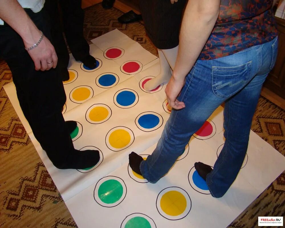 Напольная игра с разноцветными кругами. Напольные игры для дошкольников. Твистер напольный. Напольные игры своими руками.