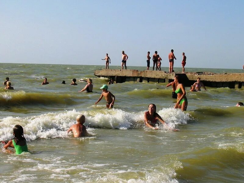 Температура воды в ейске сейчас. Пляж Ейская коса Ейск. Ейск Центральный пляж. Пляж Ейская коса. Ейск Центральный пляж коса.