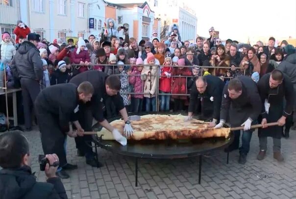 Самый большой блин на масленицу. Самый большой блин. Самый большой диаметр блина. Сенгилей самый большой блин.