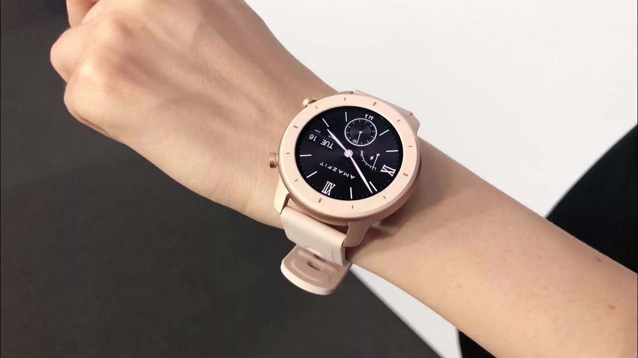 Amazfit GTR женские. Amazfit GTR 2 на женской руке. Amazfit GTR 42mm Rose. Amazfit GTR на руке.