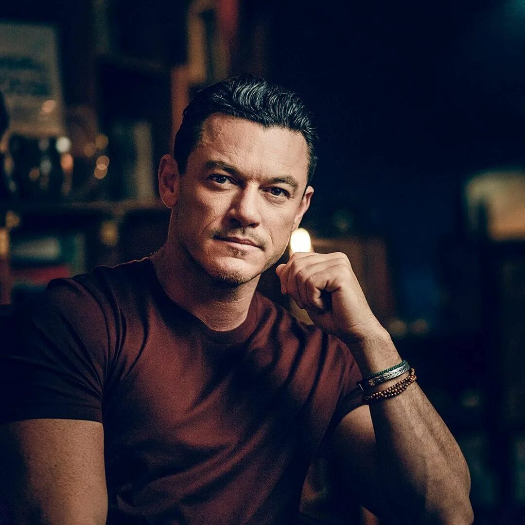 Luke evans. Люк Эванс. Люк Эванс Luke Evans. Люк Эванс 2017. Люк Эванс фотосессии 2020.