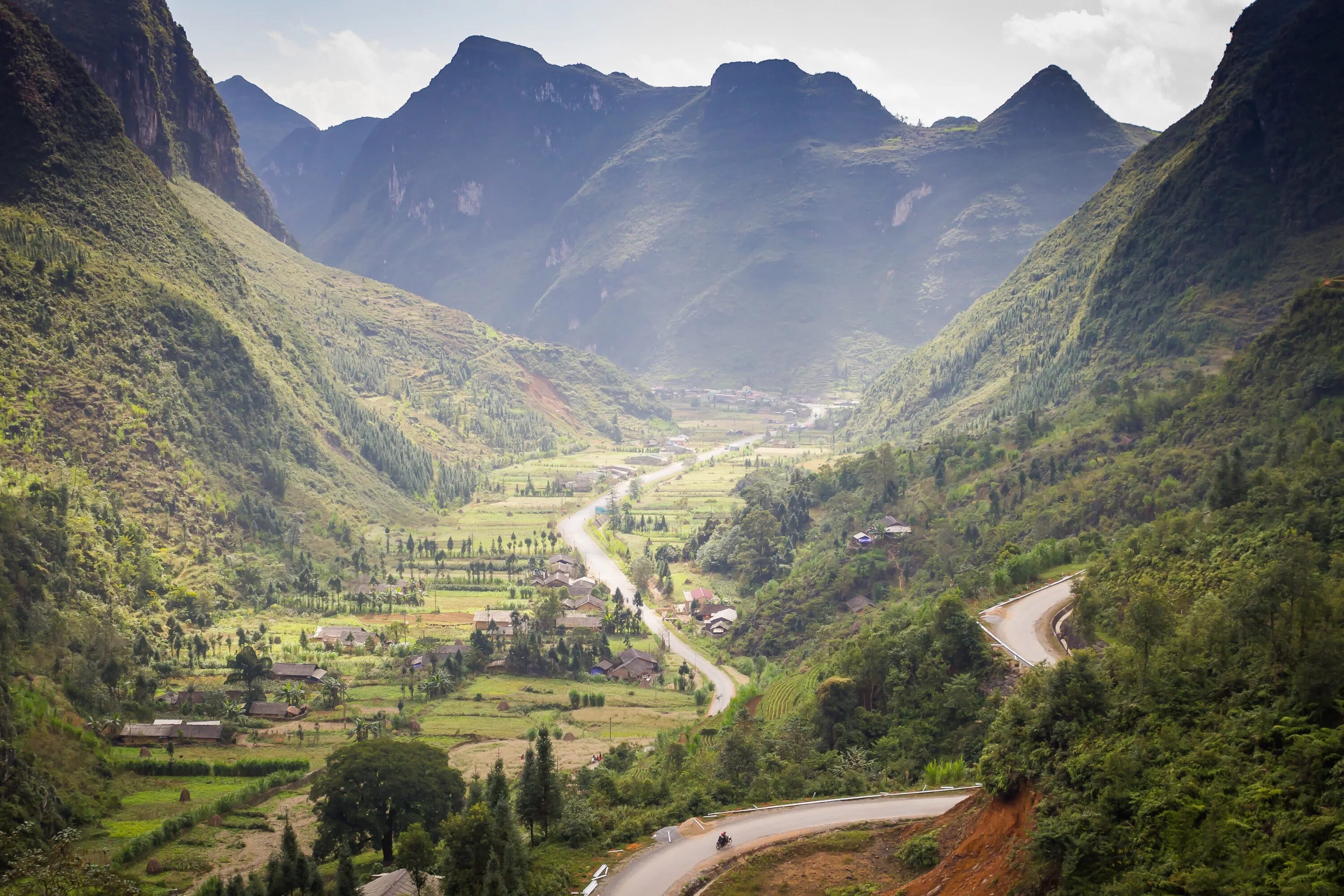 Что такое долина. Долина jalapa valley. долина ашау вьетнам. долина иодранг вьетнам. горные хребты вьетнама.