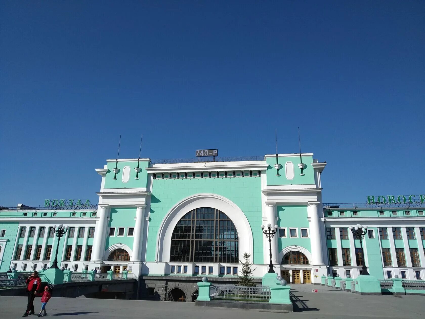 Новосибирск площадь вокзал. ЖД вокзал Новосибирск. Новосибирск район ЖД вокзала. Ж Д вокзал Новосибирск главный.