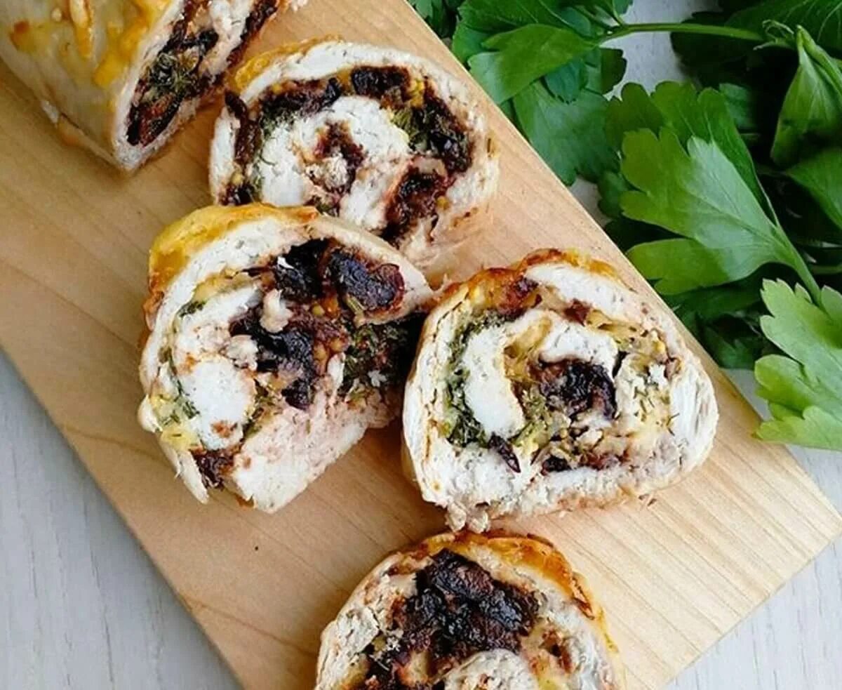 Куриный рулет с черносливом. Рулет из куриного филе с черносливом. Рулет с черносливом выпечка. Рулет из индейки с черносливом. Куриные рулетики с черносливом.