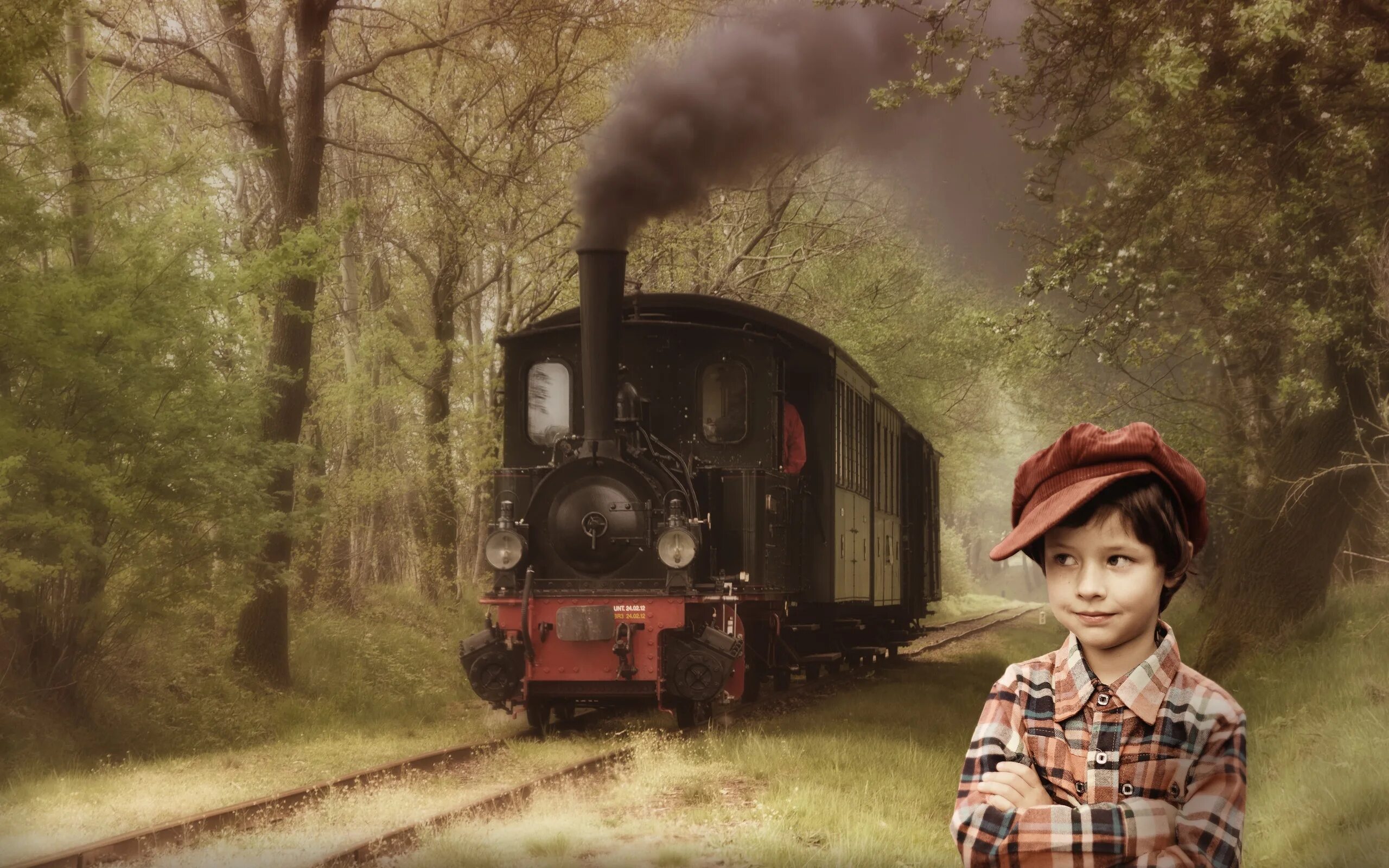 Мальчик железная дорога. Железная дорога для детей. Фотосессия с паровозом. Мальчик и паровоз. Мальчик с паровозиком.