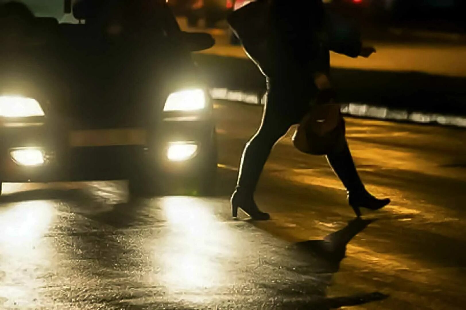 Путешествие автостоп. Зажигают на дороге. Человек перед машиной на дороге. Фотосессия на дороге. Человек в тумане на дороге.