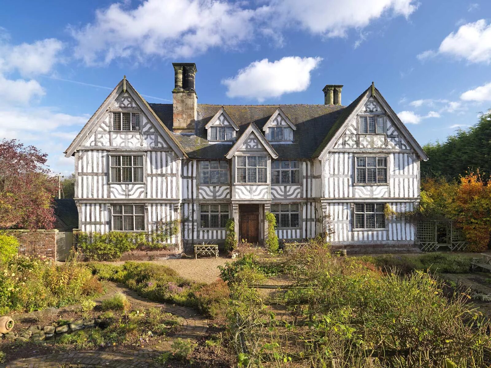 Поместье история 7. Олд Мэнор Хаус Англия. Стиль Тюдор (Tudor Revival Cottage). Поместье Тюдоров Англия. Мэнор Хаус поместье.