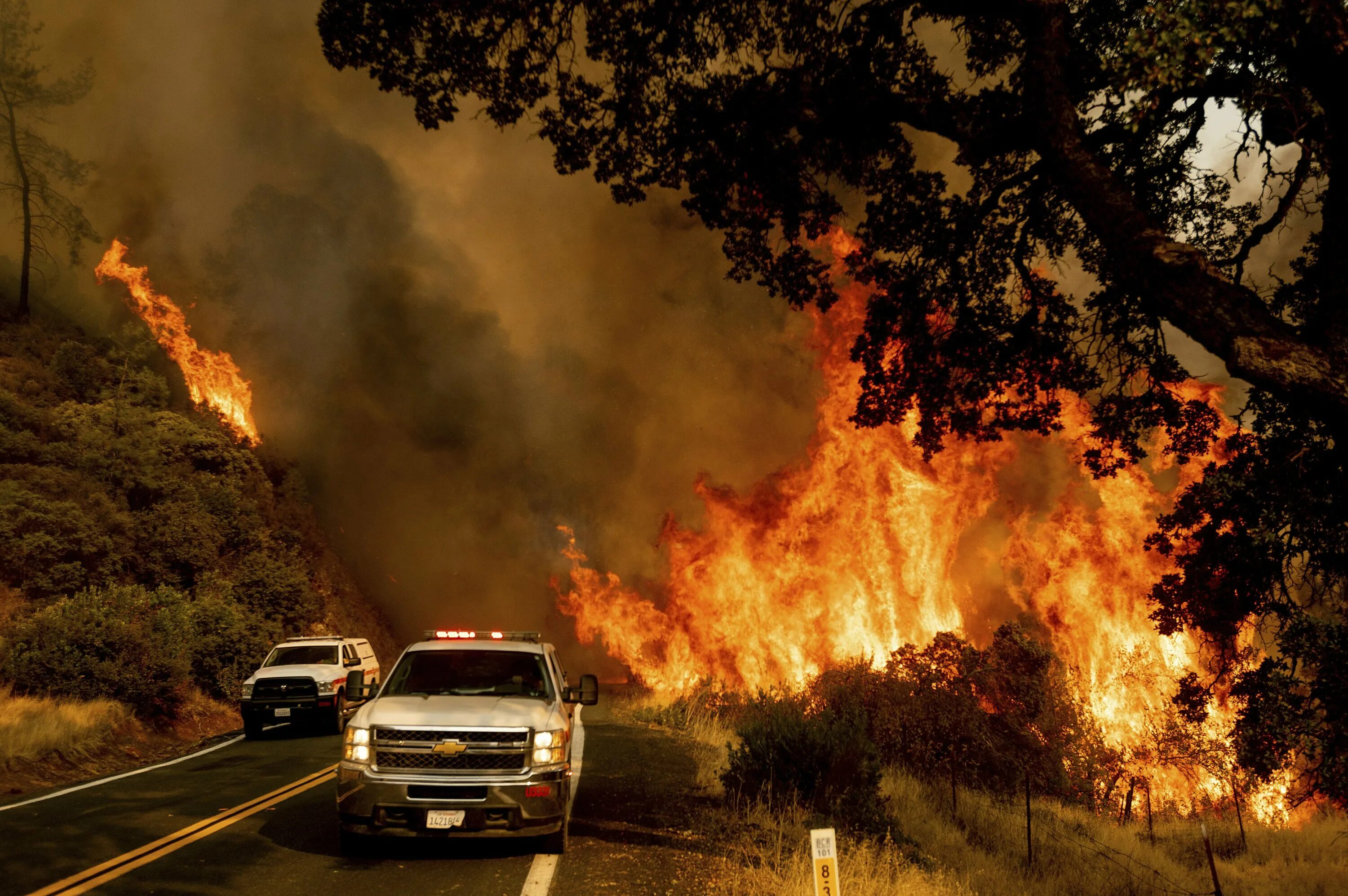 В мире происходят катаклизмы. Калифорния ,Монтесито пожар. Пожары в Калифорнии 2020. Природные катаклизмы. Стихийные бедствия с огнем.