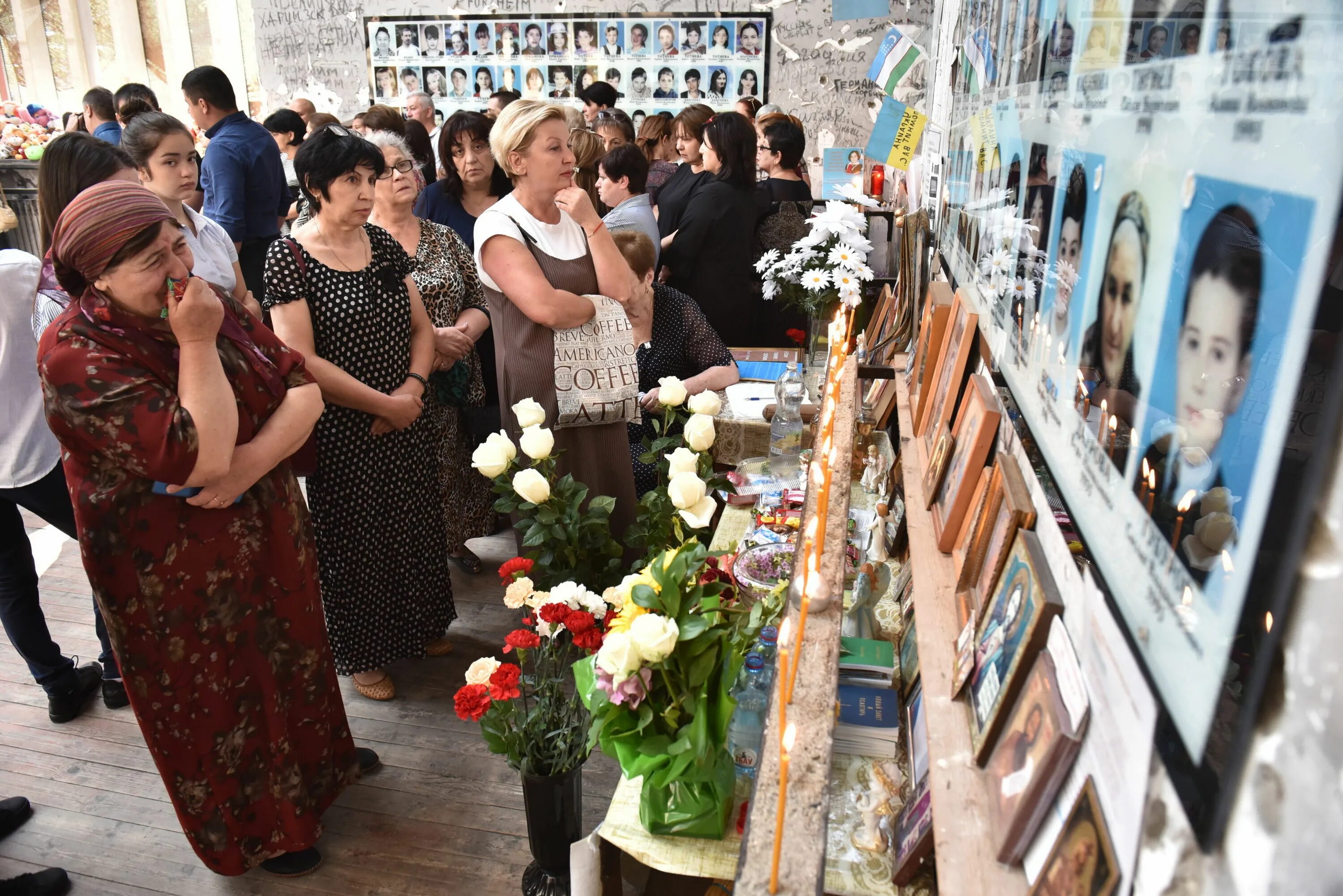 Траур после теракта в крокусе. Трагедия в Беслане 3 сентября 2004. Беслан Северная Осетия 1 сентября 2004. Школа Беслана 1 сентября 2004.