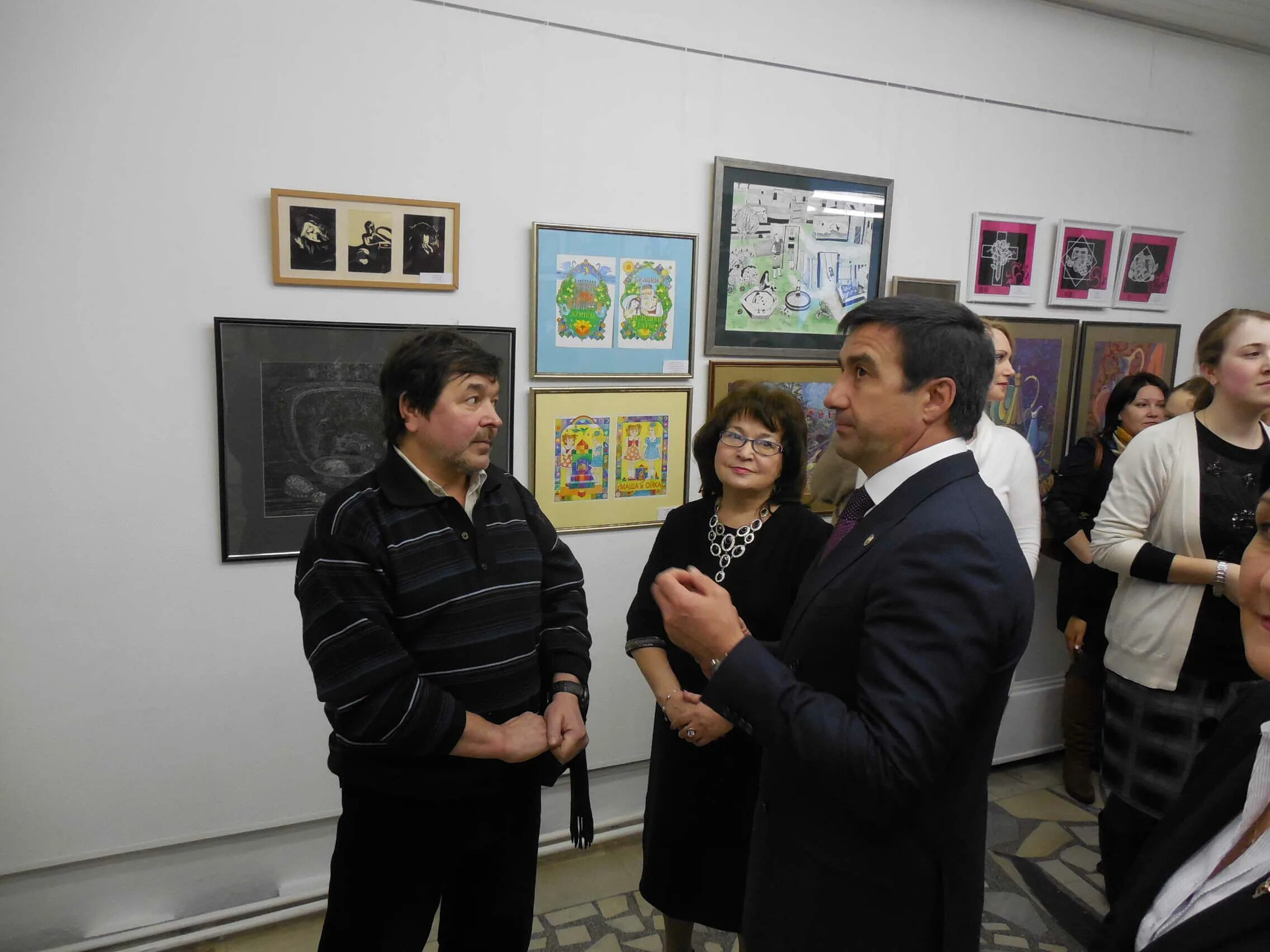 Осенний пейзаж набережных челнов. Картинная галерея работники фото. Шарипов хамза маулиханович художник. Художники набережных челнов. Выставка картин в набережных челнах.