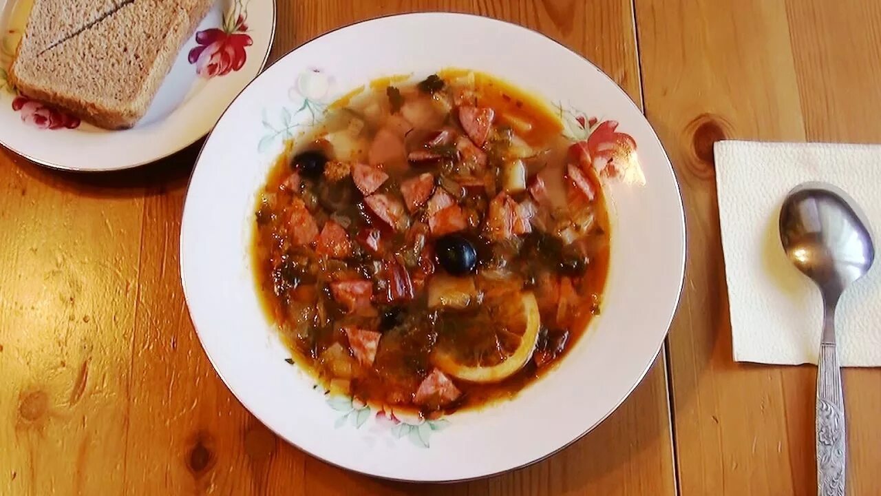 Солянка по абхазски. Солянка с копченостями. Солянка с картошкой и мясом. Солянка с копченой курицей.