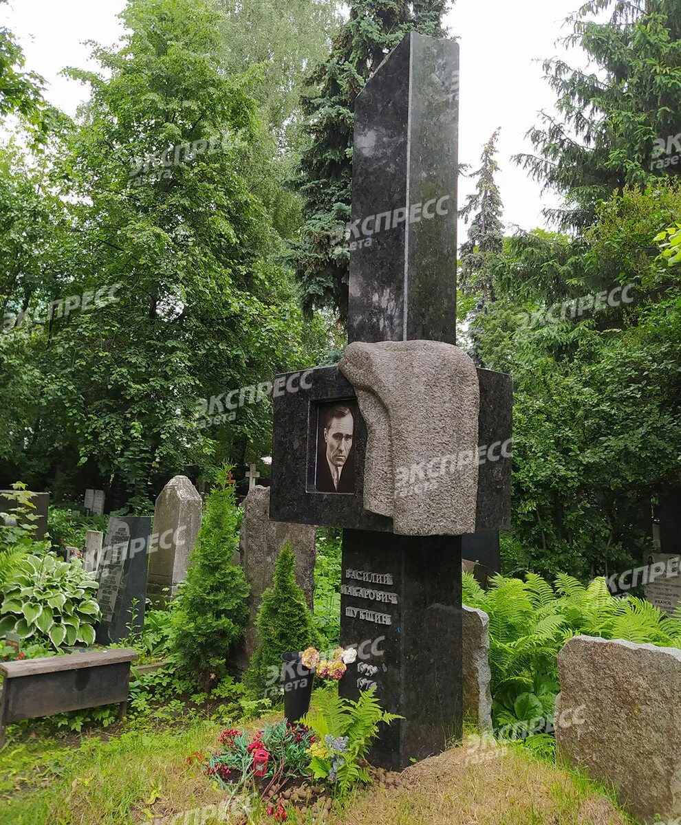 Могила Шукшина на Новодевичьем кладбище. Могила Василия Шукшина. Шукшин похоронен