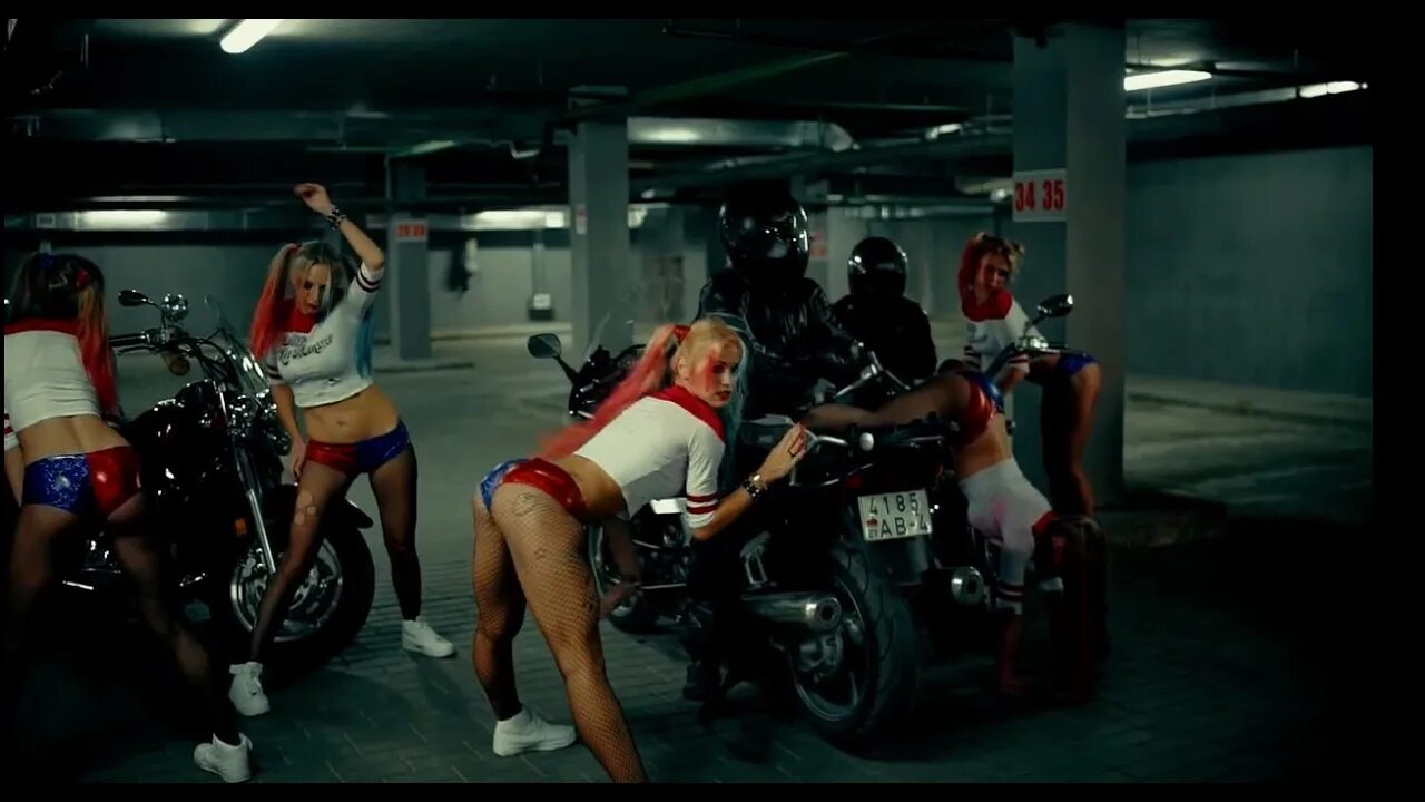 Эмма стоун отряд самоубийц. Отшлепаю тебя джокер харли. Смотреть фильм дневник самоубийц. Клип харли. Клип харли квинн.