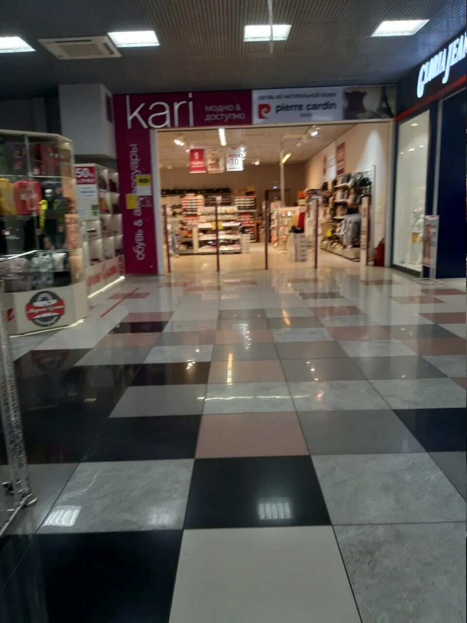 Магазин кари в орле. Кари красноярск. Магазин кари тц европа орел. Кари магазин обуви. Магазин обуви кари ставрополь.