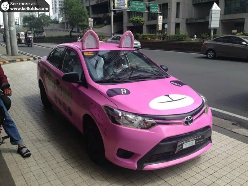 Розовая машина. Женское такси. Женское розовое такси. Женская розовая машина.