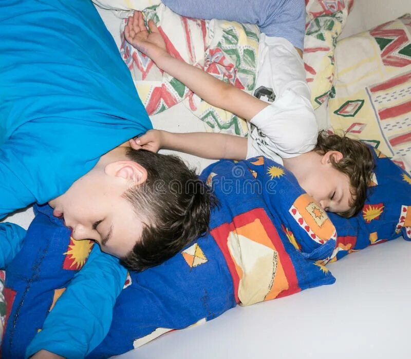 I brother sleep. Спящие братья. Спящие мальчики братья. Спящий братец.